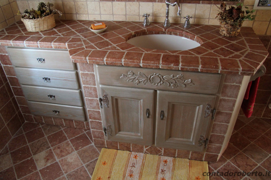 bagno-in-larice-con-muratura-rosso-verona.jpg