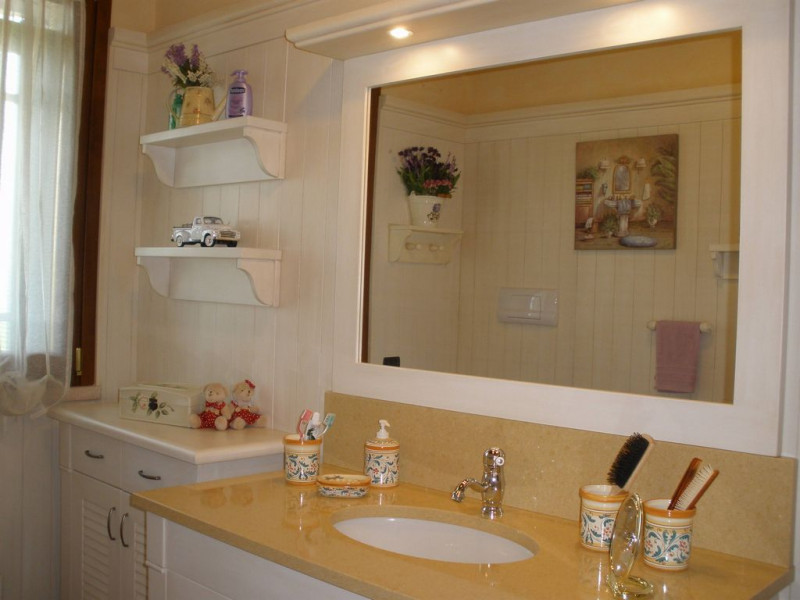 bagno_laccato_con_boiserie.jpg